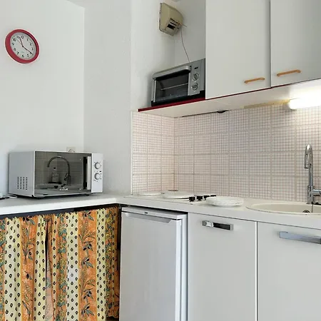 Apartment Au Lavandou - 4 Couchages, Climatise, Balcon, Piscine, Parking Inclus - Fr-1-251-480