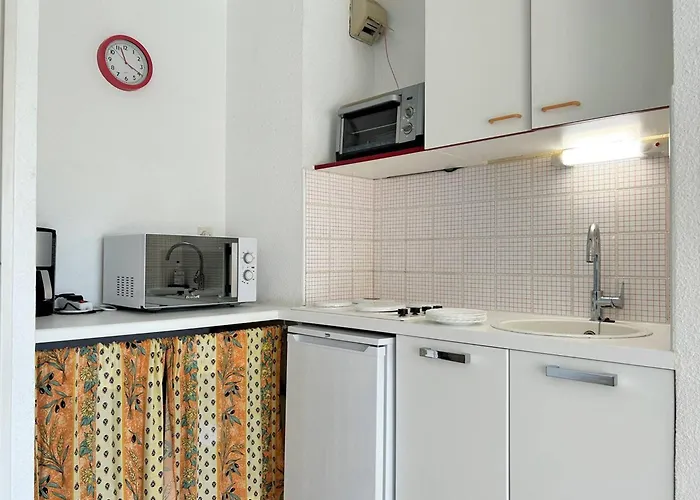 Apartment Au Lavandou - 4 Couchages, Climatise, Balcon, Piscine, Parking Inclus - Fr-1-251-480